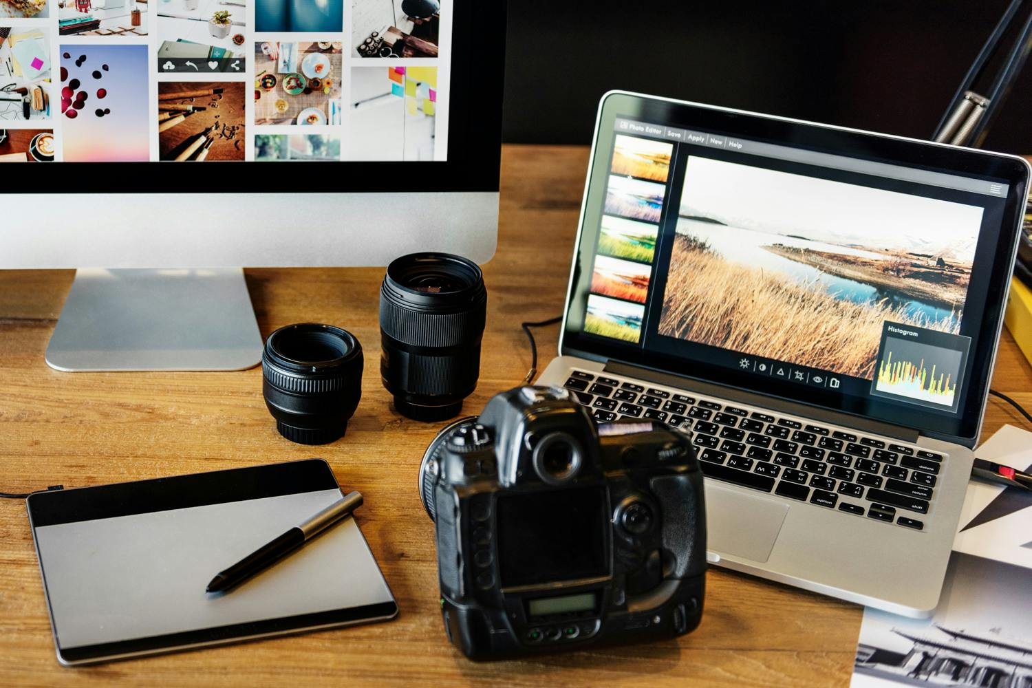 I computeren tilføjes GPS-data til fotos fra kameraet. I computeren tilføjes GPS-data til fotos fra kameraet.